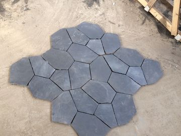 中国 黒いスレートの自然な石造りのタイルはタイルを舗装する網の機械切りのスレートの床を支持します サプライヤー