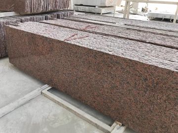中国 特定のサイズにカットされた自然な石を滑らかにし、G562かえでの赤い花こう岩の平板をタイルを張って下さい サプライヤー