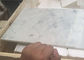 白く自然な石造りのタイルのイタリアの磨かれたカラーラの白い大理石の床タイル サプライヤー